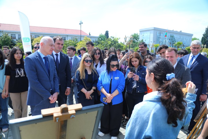 Lənkəranda Ümummilli Lider Heydər Əliyevin anadan olmasının 101-ci ildönümünə həsr olunmuş rəsm əsərləri və fotoşəkillərdən ibarət sərgi keçirilib