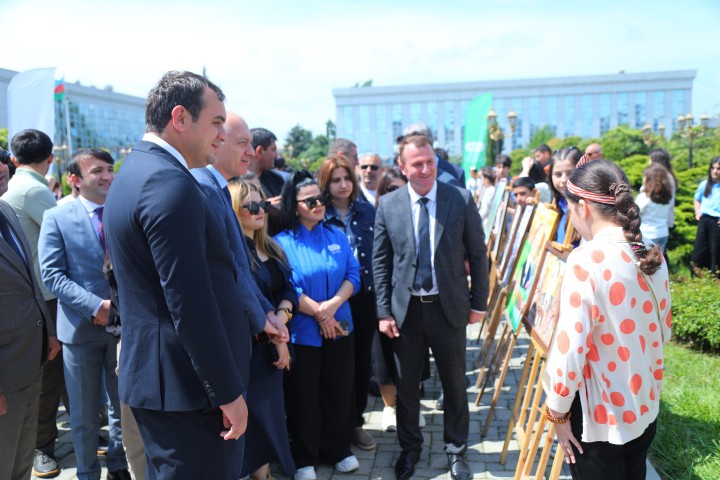 Lənkəranda Ümummilli Lider Heydər Əliyevin anadan olmasının 101-ci ildönümünə həsr olunmuş rəsm əsərləri və fotoşəkillərdən ibarət sərgi keçirilib