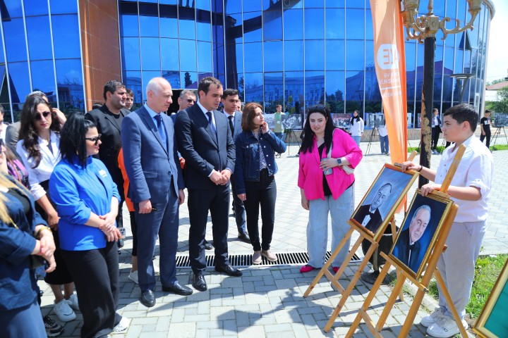 Lənkəranda Ümummilli Lider Heydər Əliyevin anadan olmasının 101-ci ildönümünə həsr olunmuş rəsm əsərləri və fotoşəkillərdən ibarət sərgi keçirilib