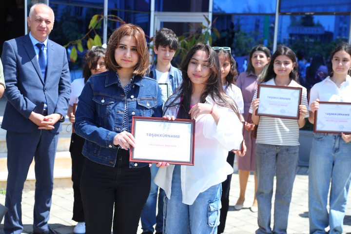 Lənkəranda Ümummilli Lider Heydər Əliyevin anadan olmasının 101-ci ildönümünə həsr olunmuş rəsm əsərləri və fotoşəkillərdən ibarət sərgi keçirilib